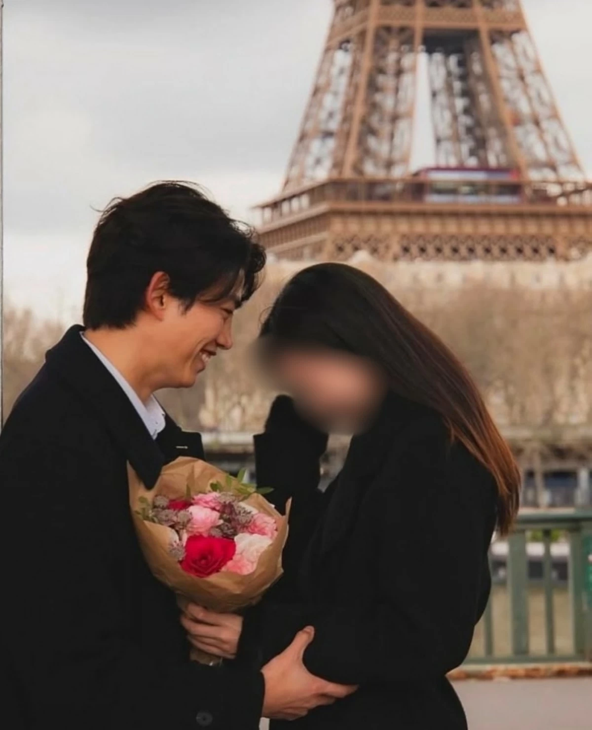 Taecyeon and his girlfriend in Paris in April 2024 (Photo: The Best Photo Paris)