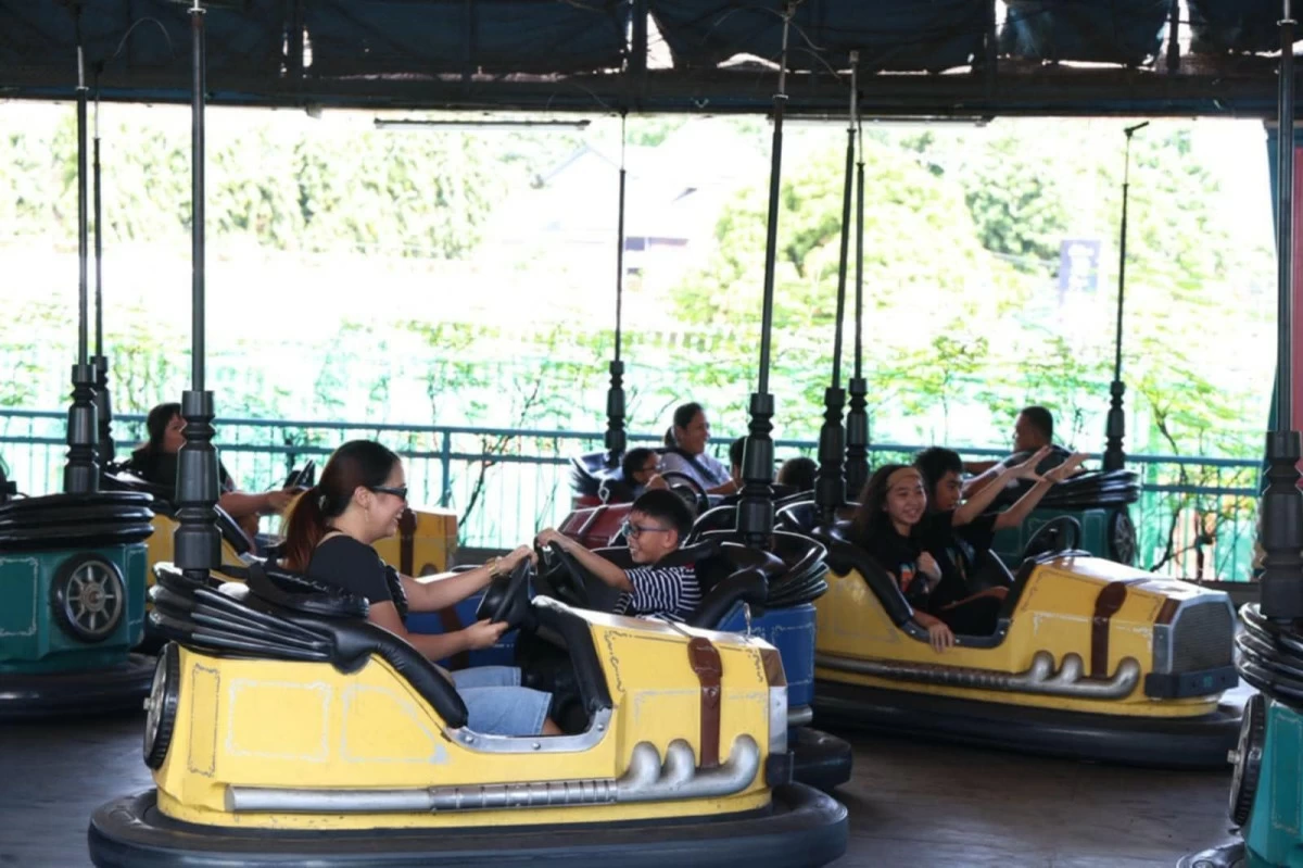 Makati City Mayor Nancy Binay joins families at Enchanted Kingdom during the city’s Thanksgiving Family Day celebration. (Photos from My Makati)