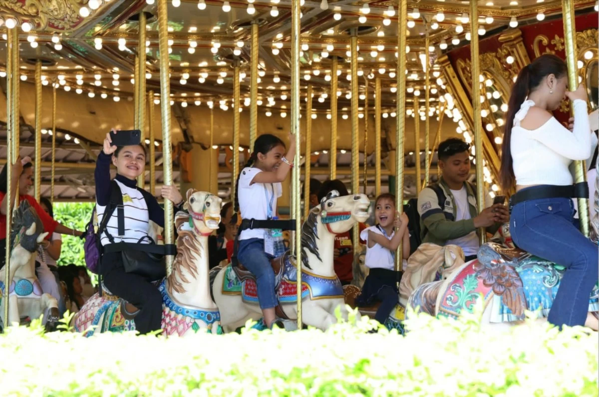 Makati City Mayor Nancy Binay joins families at Enchanted Kingdom during the city’s Thanksgiving Family Day celebration. (Photos from My Makati)