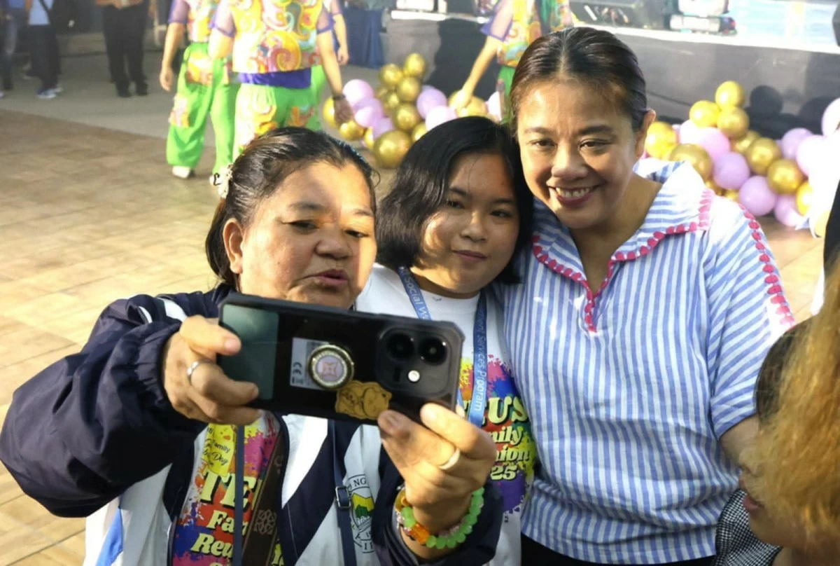 Makati City Mayor Nancy Binay joins families at Enchanted Kingdom during the city’s Thanksgiving Family Day celebration. (Photos from My Makati)