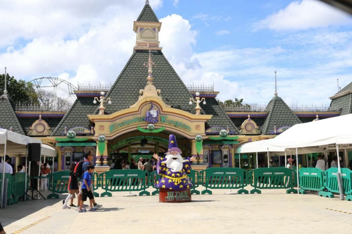 Makati City Mayor Nancy Binay joins families at Enchanted Kingdom during the city’s Thanksgiving Family Day celebration. (Photos from My Makati)