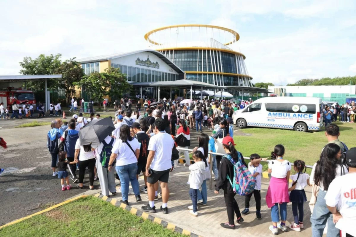 Makati City Mayor Nancy Binay joins families at Enchanted Kingdom during the city’s Thanksgiving Family Day celebration. (Photos from My Makati)