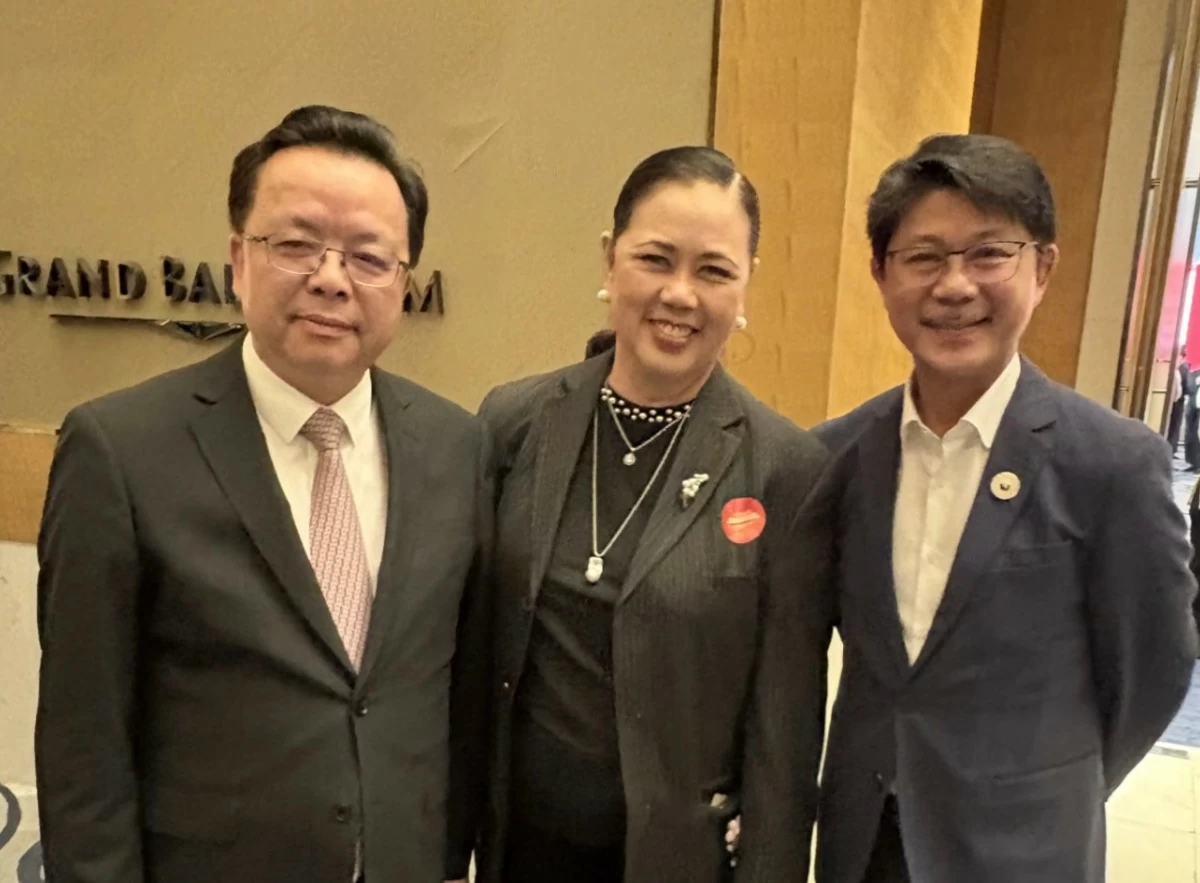 Ambassador Huang Xilian with Manila Bulletin’s Badette M. Cunanan and Honorable Speaker of the House of Representatives Faustino “Bojie” G. Dy III