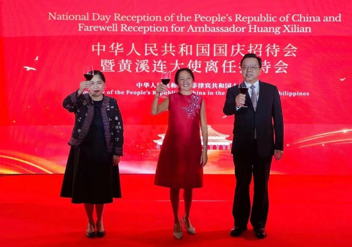 The celebratory toast with Acting Secretary of Foreign Affairs Maria Theresa B. Dizon-de Vega, First Lady Louise Araneta-Marcos, and Ambassador Huang Xilian