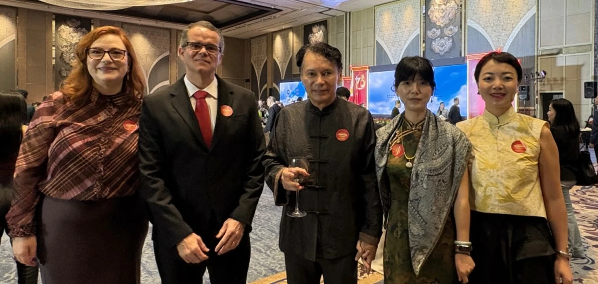 Virginia Carpi, agricultural attaché of the Brazilian Embassy in Manila, with spouse Alysson Ramos; José Fernando Bermúdez Cendales, minister plenipotentiary and consul of the Embassy of Colombia, with spouse Lifang Hu; and Hope Zhang of the Embassy of Brazil