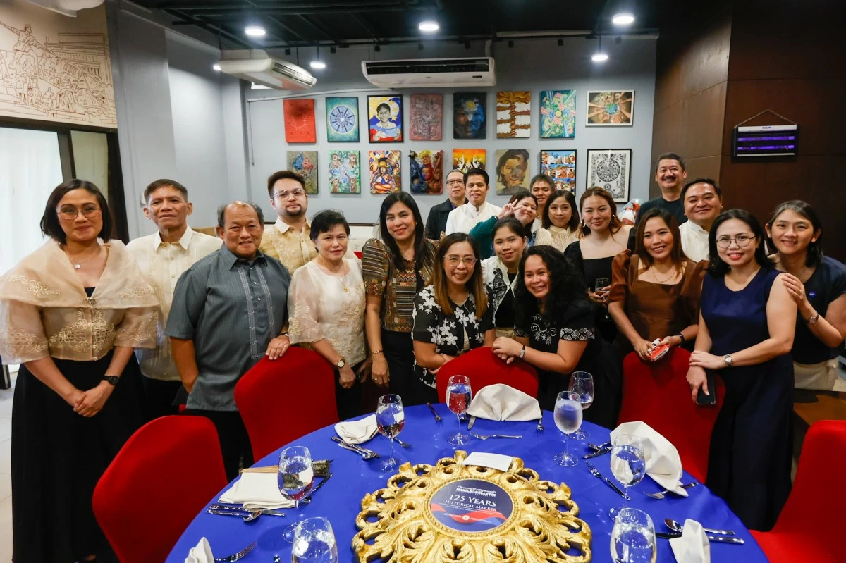 The Manila Bulletin staff celebrating the company's milestone