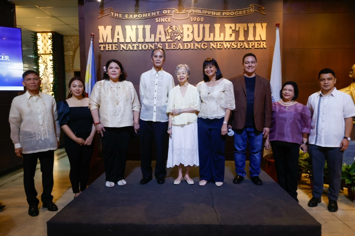 The Manila Bulletin’s vice president for Administration PBGEN Rey Rafal (Ret.), lifestyle editor Krizette Chu, senior editor Isabel De Leon, executive editor Vicente Edgardo Bartilad, associate editor Jullie Yap Daza, executive editor Cecilia Colmenares, entertainment editor Robert Requintina, senior vice president for executive department Aurora Capellan Tan, and business editor Ramon Carlo Leyco