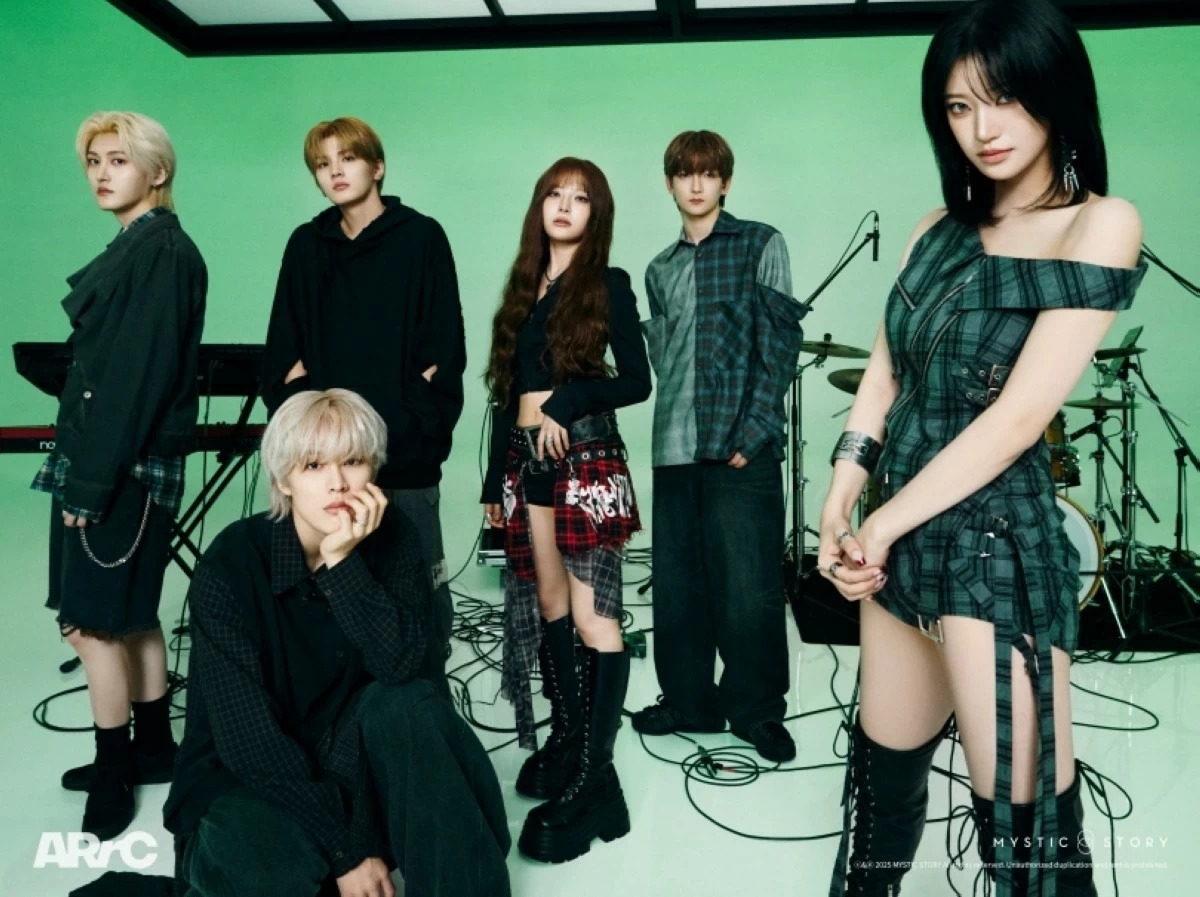 K-pop group ARrC with Billlie’s Moon Sua X Siyoon (Mystic Story) 