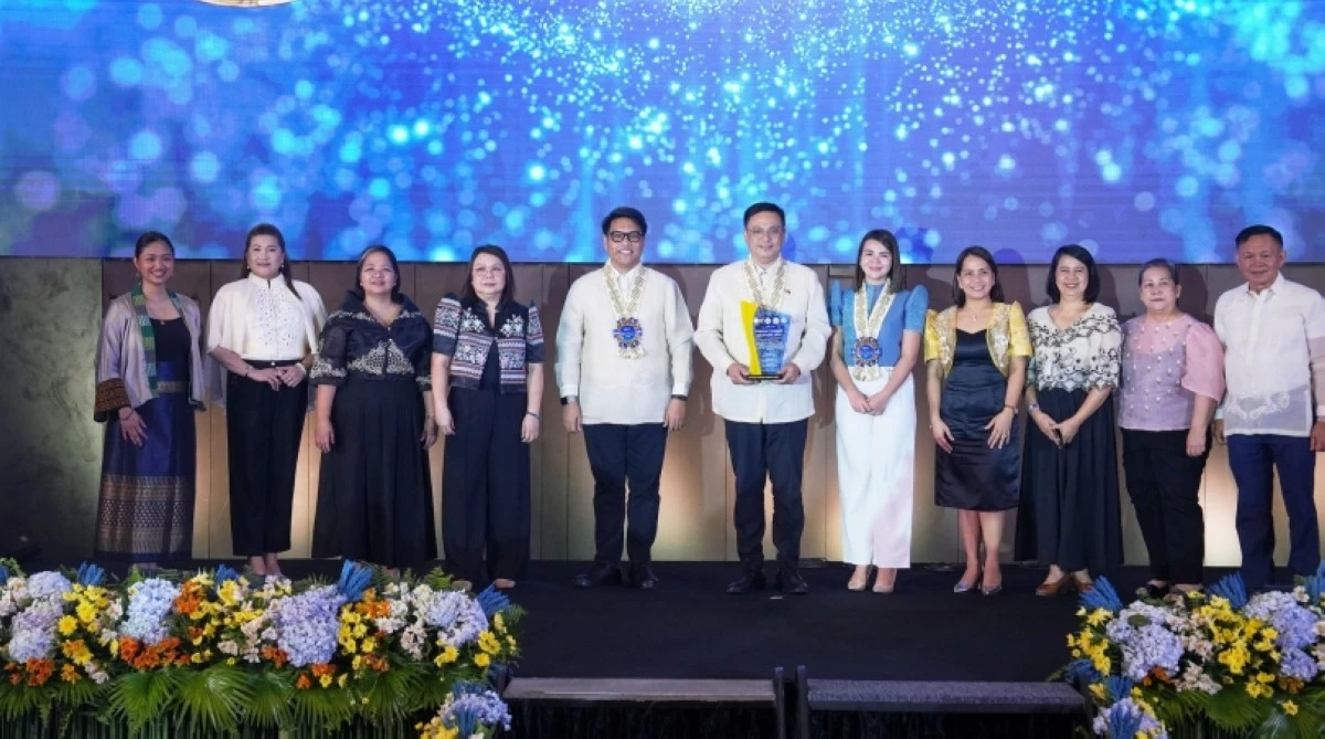 Muntinlupa Mayor Ruffy Biazon, Muntinupa Vice Mayor Stephanie Teves-Wong, DILG Usec. Omar Alexander Romero and DILG-NCR Regional Director Maria Lourdes Agustin with other officials at the DILG Urban Governance Exemplar Awards on Nov. 4 (Photo from Muntinlupa PIO)
