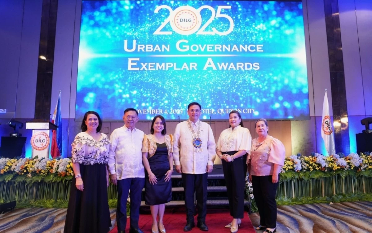 Muntinlupa Mayor Ruffy Biazon with city government officials at the DILG Urban Governance Exemplar Awards on Nov. 4 (Photo from Muntinlupa PIO)