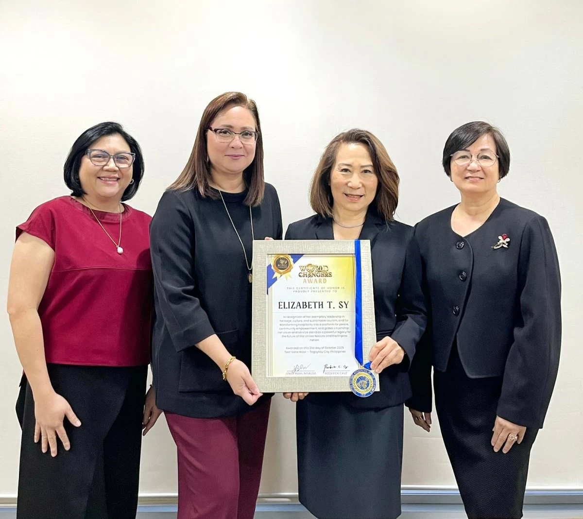 SM Hotels & Conventions Corporation (SMHCC) President Elizabeth Sy receives the UNA Presidential Medal and World Changers Award, joined by SMHCC Vice President for Quality and Sustainability Leah Magallanes, Senior Vice President - Operations Cathy Nepomuceno and Executive Vice President Ms. Peggy Angeles