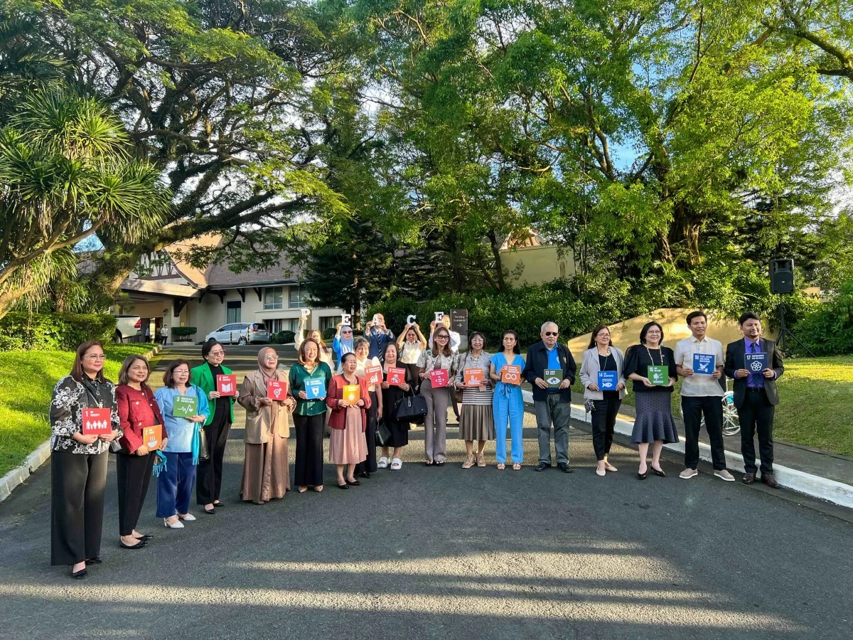 Symbolic unity gathering with UNA-Phils, UNGC, Taal Vista Hotel, SMHCC, and delegates