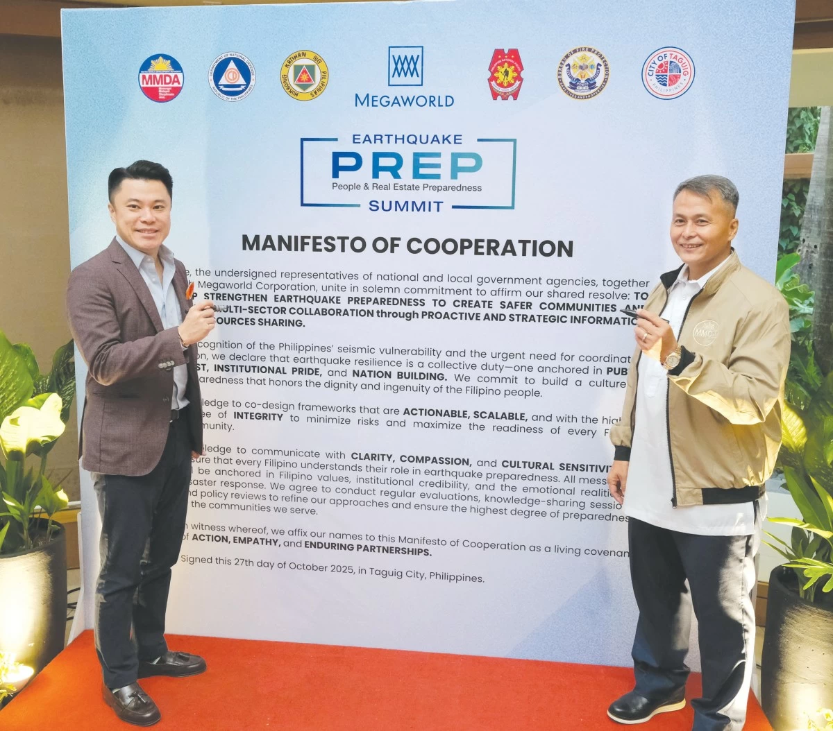 AGI’s Kevin Tan (left) and MMDA’s Atty. Crisanto Saruca, Jr.

