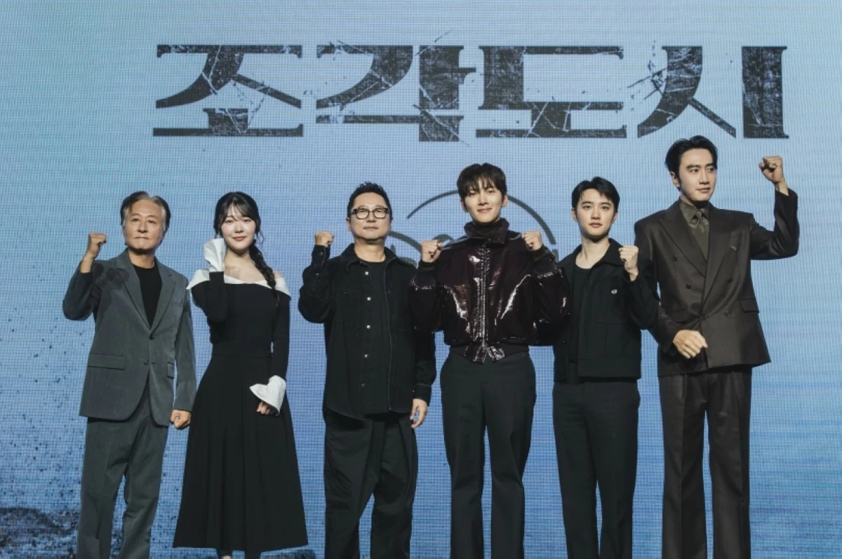 (From left) Kim Jong Soo, Jo Yoon-su, director Park Shin-woo,  Ji Chang-wook, Doh Kyung-soo, Lee Kwang-soo during the press conference for 