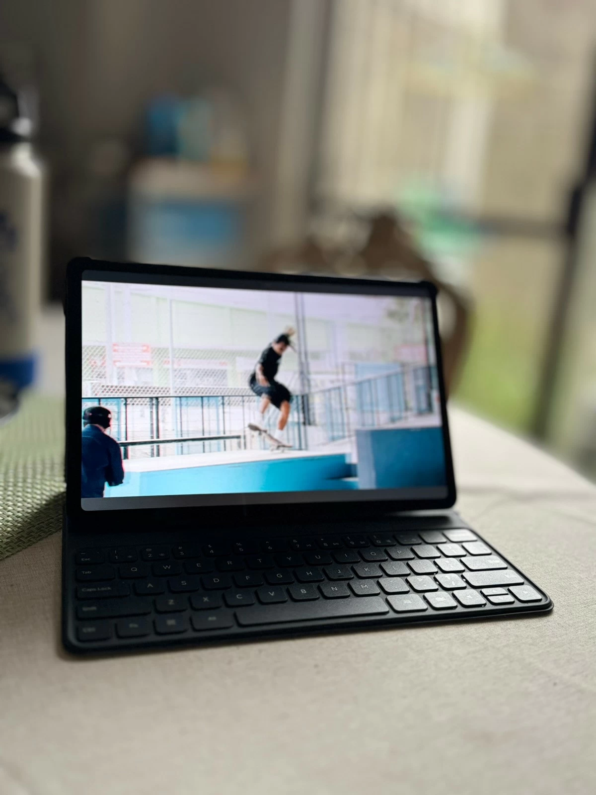 Hours of work, a few replays, and still enough power left for one more episode — now that’s battery life built for real life.