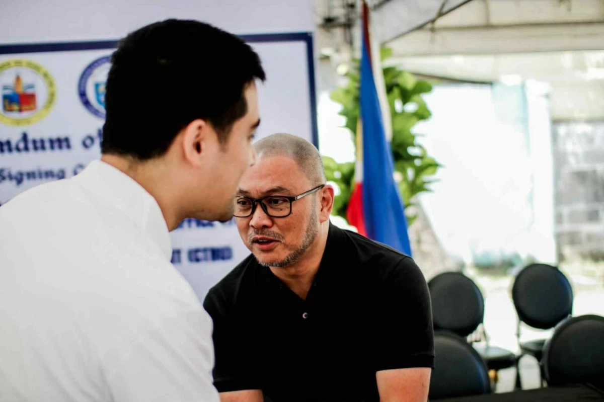 Pasig City Mayor Vico Sotto and Cainta Mayor Keith Nieto sign a memorandum of agreement on Nov. 6 to remove border restrictions for TODA, allowing commuters from both cities a hassle-free commute. (Photos from Mayor Keith Nieto)