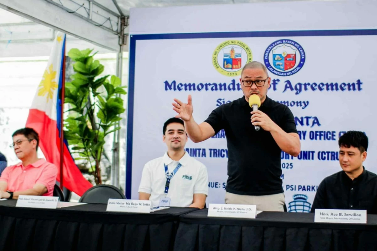 Pasig City Mayor Vico Sotto and Cainta Mayor Keith Nieto sign a memorandum of agreement on Nov. 6 to remove border restrictions for TODA, allowing commuters from both cities a hassle-free commute. (Photos from Mayor Keith Nieto)