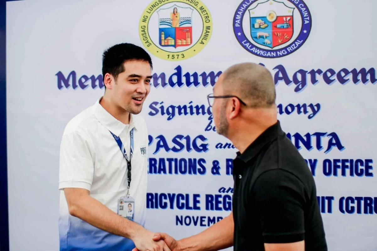 Pasig City Mayor Vico Sotto and Cainta Mayor Keith Nieto sign a memorandum of agreement on Nov. 6 to remove border restrictions for TODA, allowing commuters from both cities a hassle-free commute. (Photos from Mayor Keith Nieto)