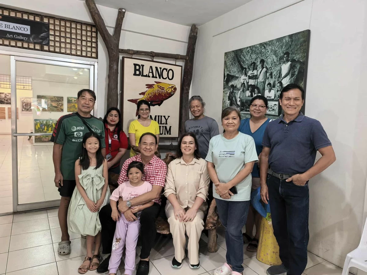 Vice President Sara Duterte (middle) and Angono Mayor Gerardo Calderon pose with the members of the Blanco Family on Nov. 5 