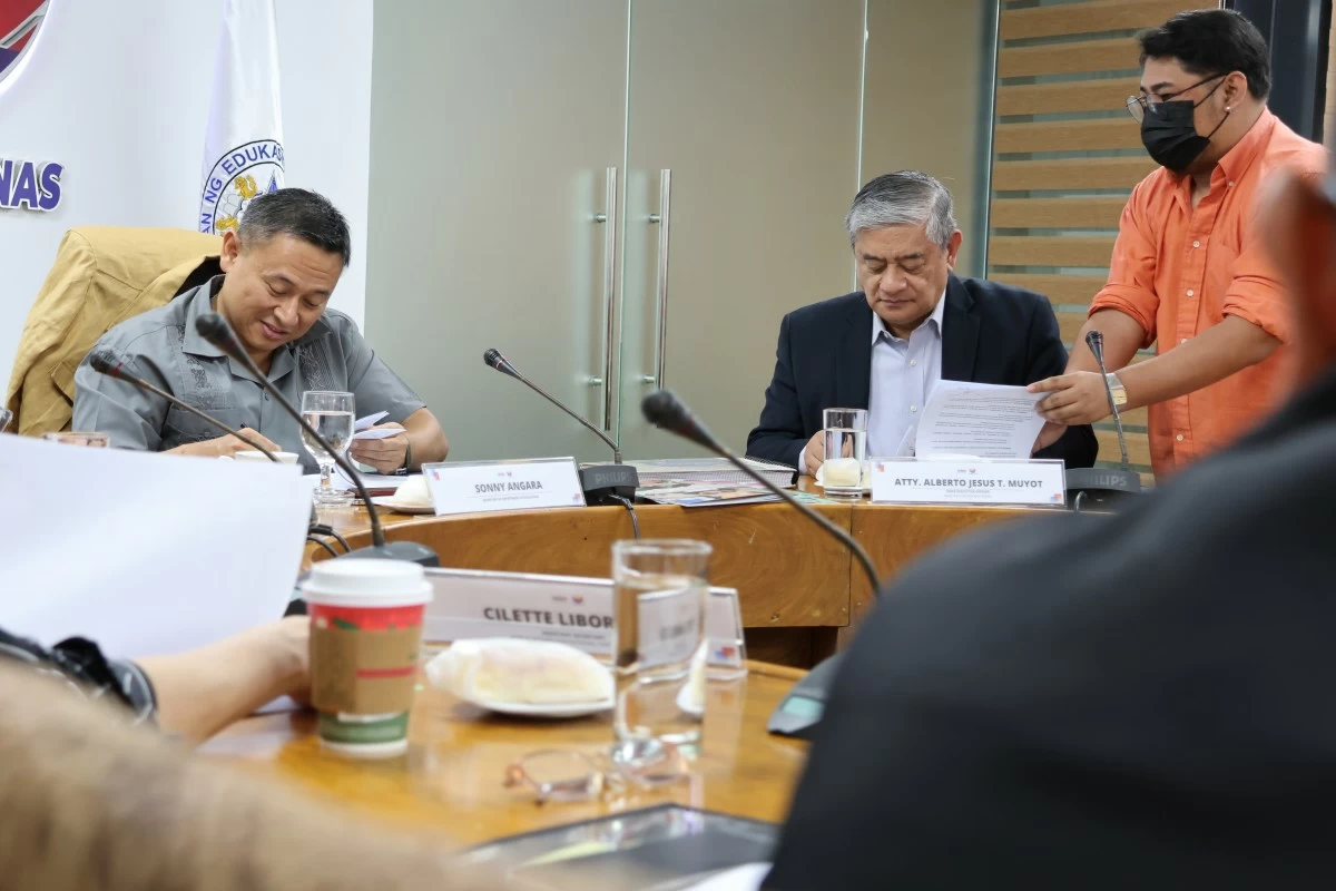 Department of Education (DepEd) Secretary Sonny Angara (left) and Save the Children Philippines Chief Executive Officer Atty. Alberto Jesus Muyot sign a two-year memorandum of understanding to make schools safer, more inclusive, and more responsive to every learner’s needs. (Paul John Domalaon/Save the Children)