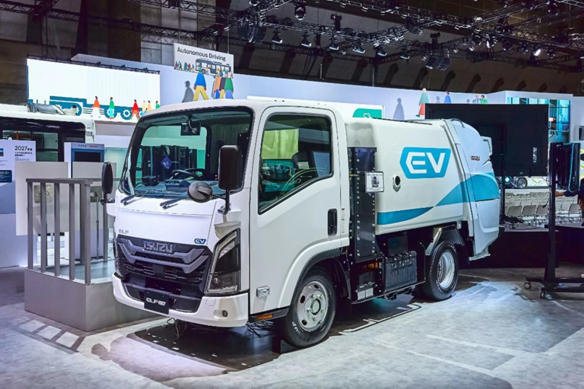 The ELF (N-series) EV Garbage Truck ensures silent operation compared to its diesel counterpart, but is still compatible with all applications the conventional ICE is capable of.