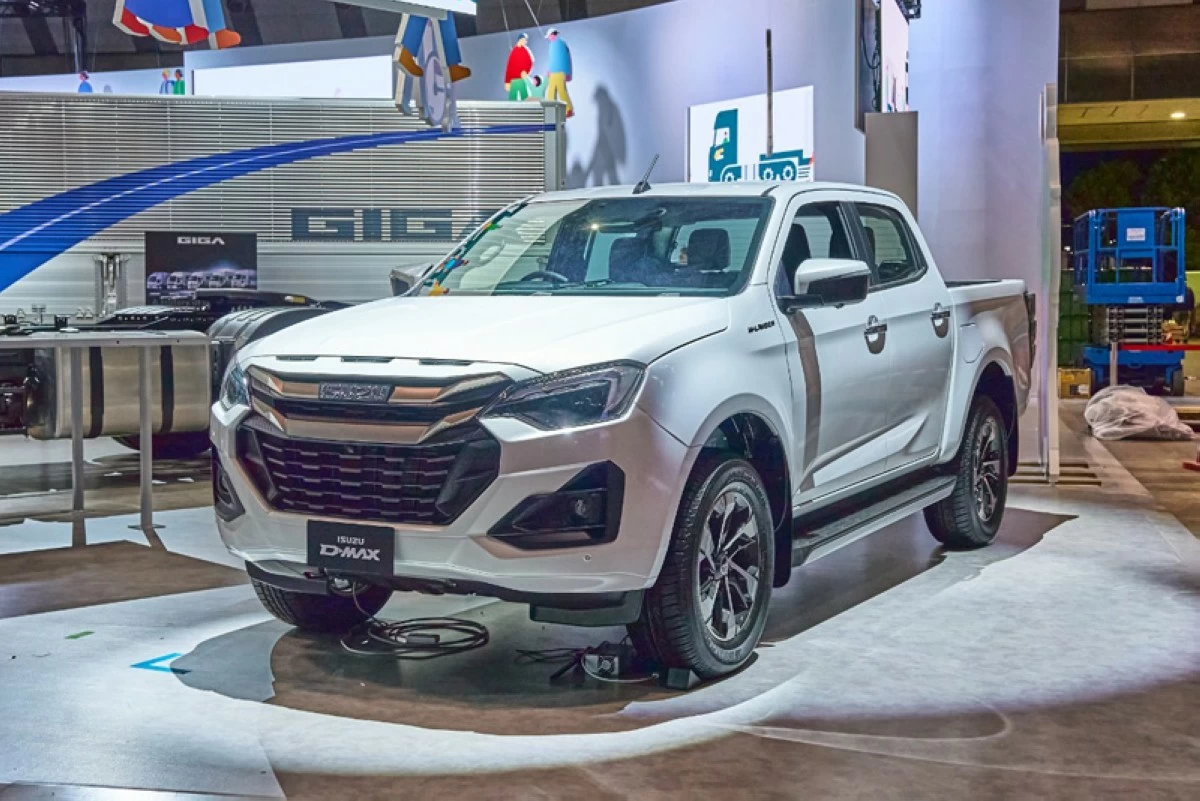 The Isuzu D-Max gets a mild refresh, and aside from a full electric variant, a new engine is now also available, the RZ4F-TC, a 2.2 liter diesel with a Electronic Variable Geometry Turbo (e-VGS).