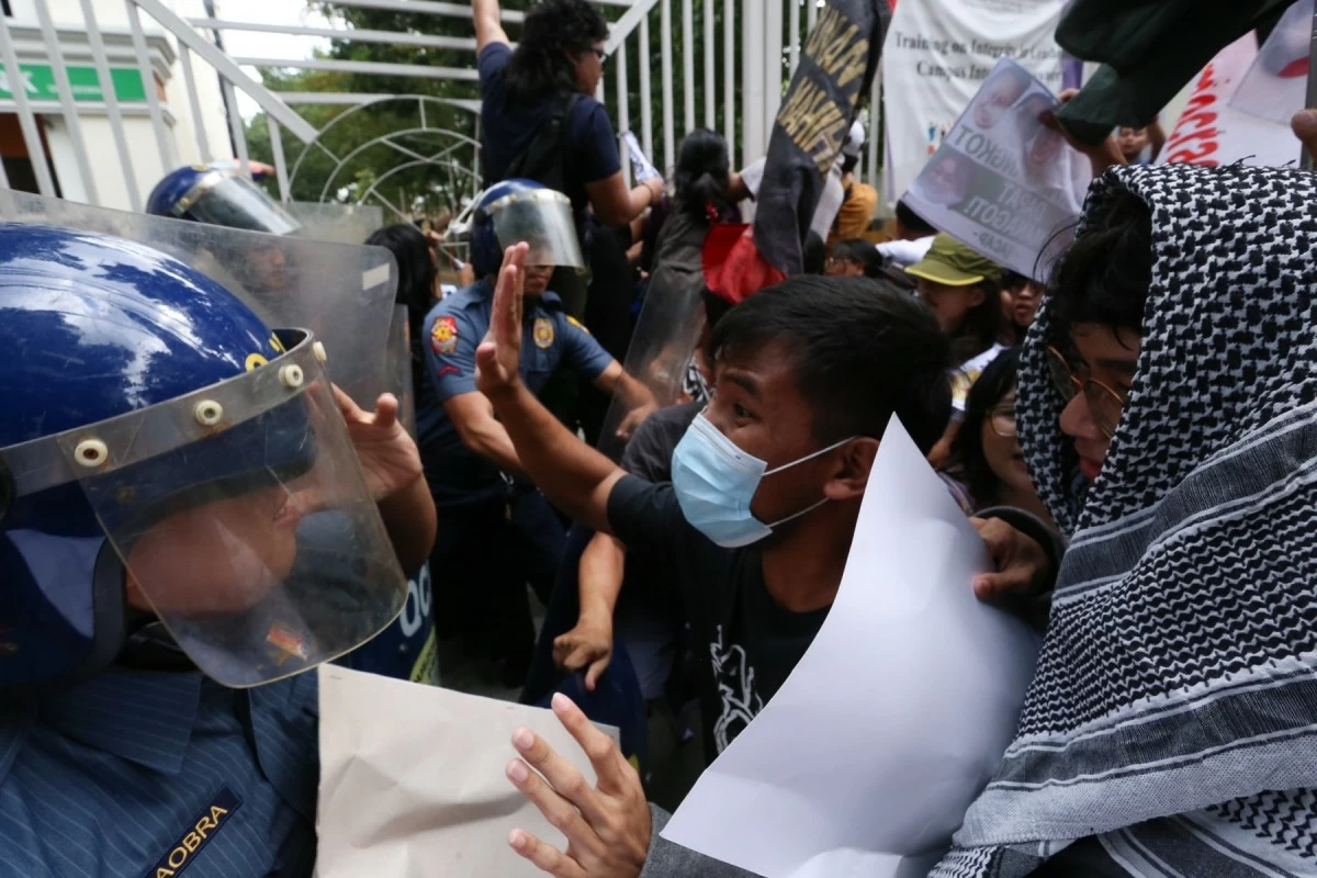 Anti-corruption protesters clash with riot police as they attempted to enter the Office of the Ombudsman during their program, “Kalampagan sa Ombudsman Against Selective Justice,” on Friday, November 7, 2025, in Quezon City. The groups urged Ombudsman Remulla to hold all public officials involved in alleged anomalous flood control projects accountable. (Santi San Juan)