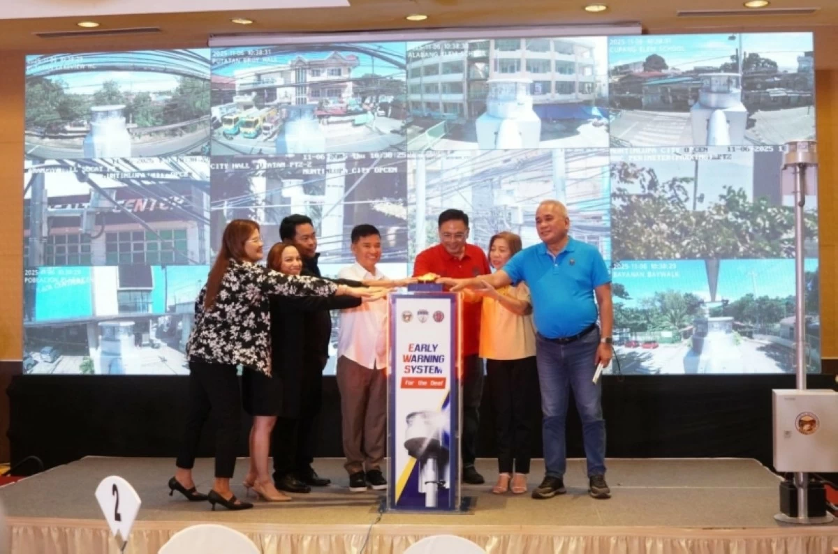 Muntinlupa Mayor Ruffy Biazon, Rep. Jaime Fresnedi and other officials t the launch of the Early Warning System for the Deaf (Beacon Light)  (Photo from Muntinlupa PIO)