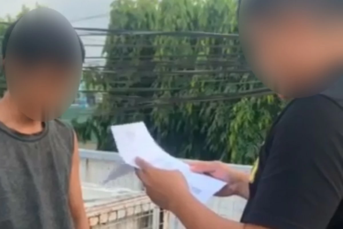 A police officer with the accused (left) (Photo from Muntinlupa police / SPD) 