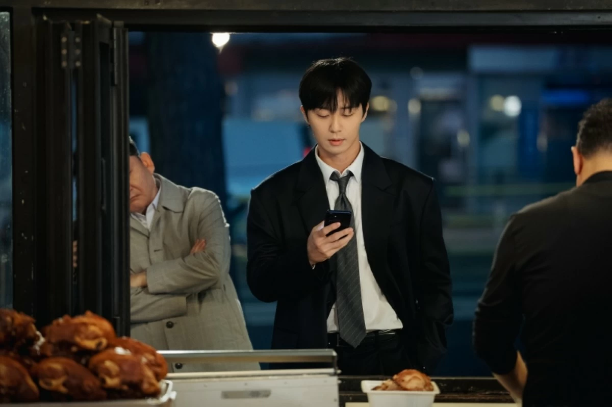 Korean star Park Seo-jun in the drama 