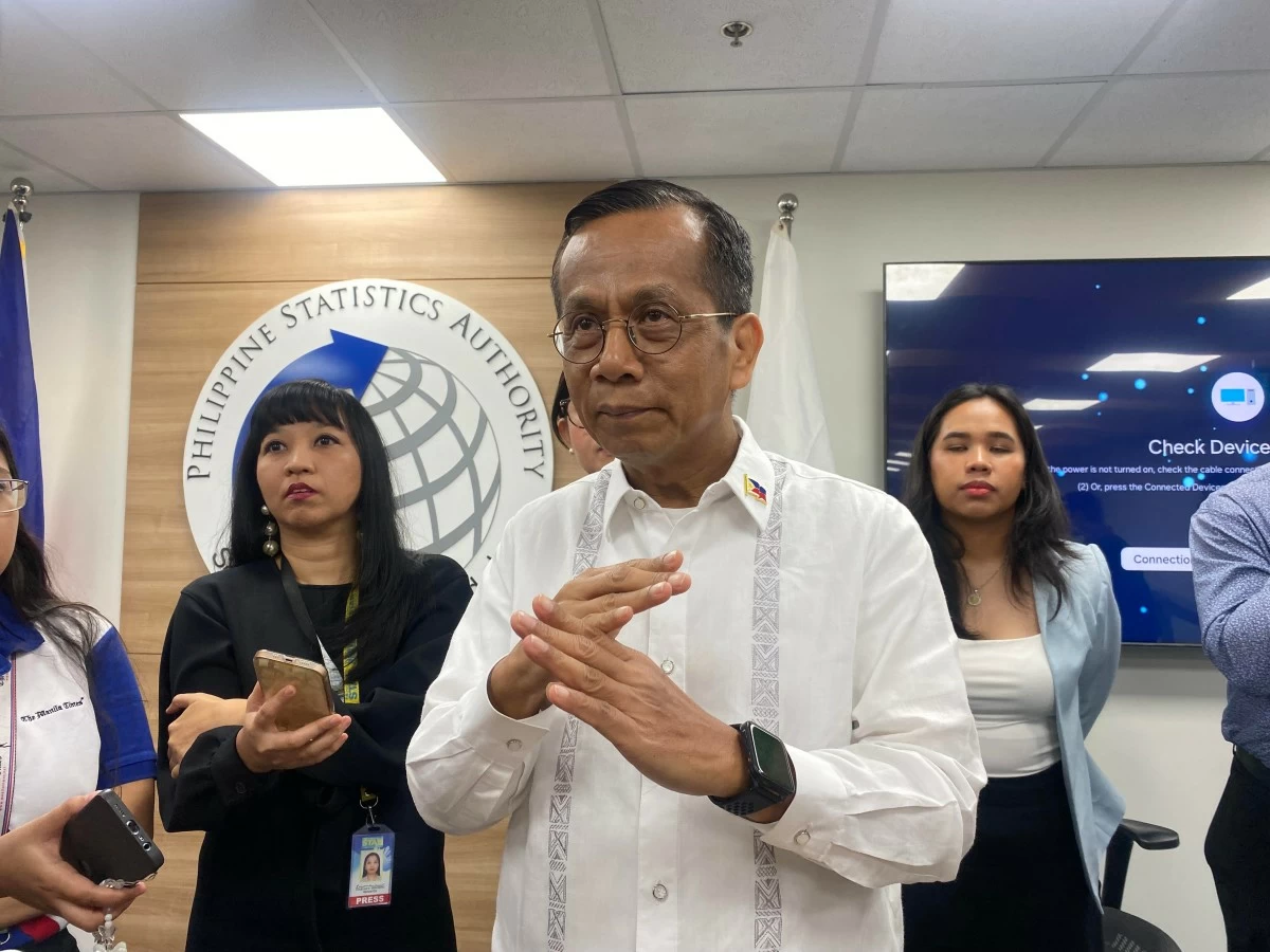 Gov't now aims 'at least the fives' full-year growth