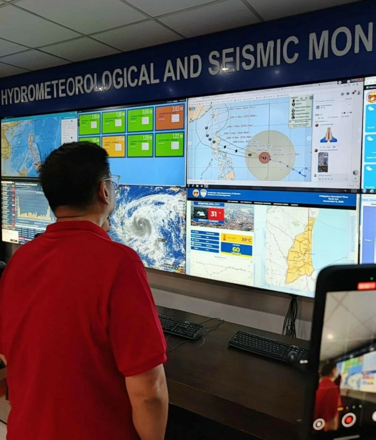 Mayor Ruffy Biazon at the Muntinlupa Emergency Operations Center (Photo from Muntinlupa PIO) 