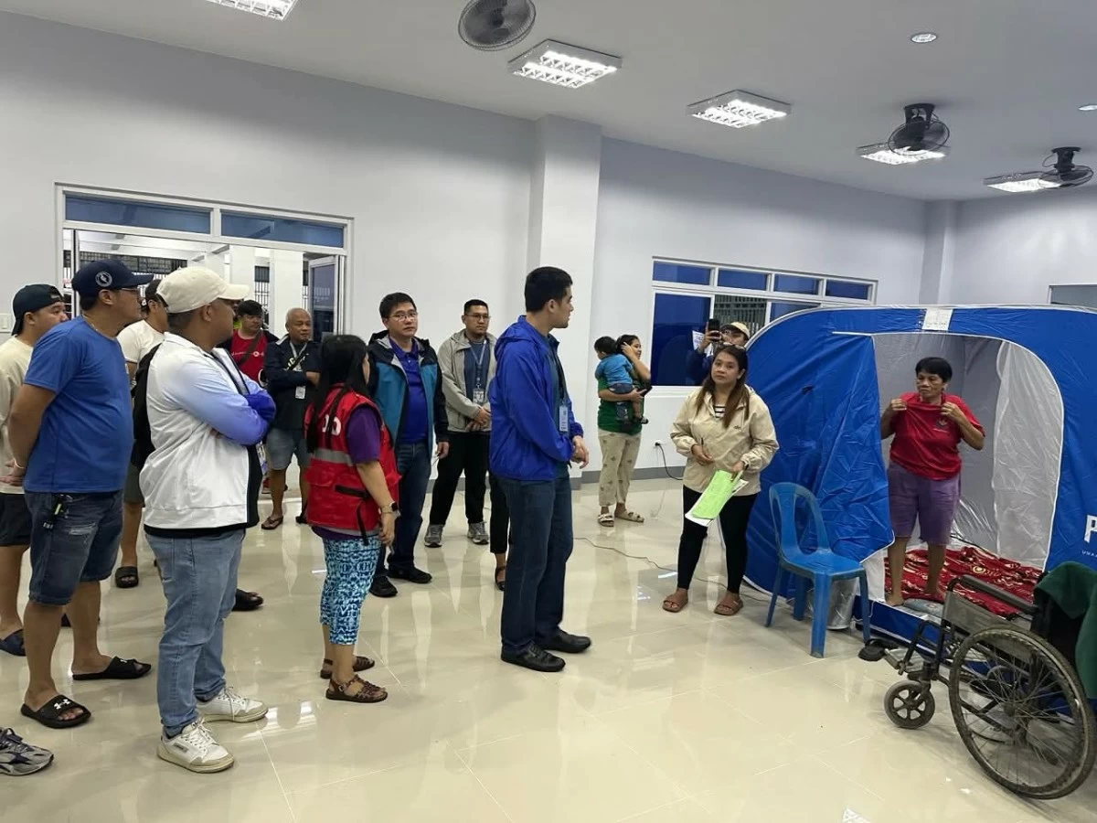 
Pasig City Mayor Vico Sotto visits evacuation centers in the city, where families evacuated early. (Photos from Pasig PIO) 
