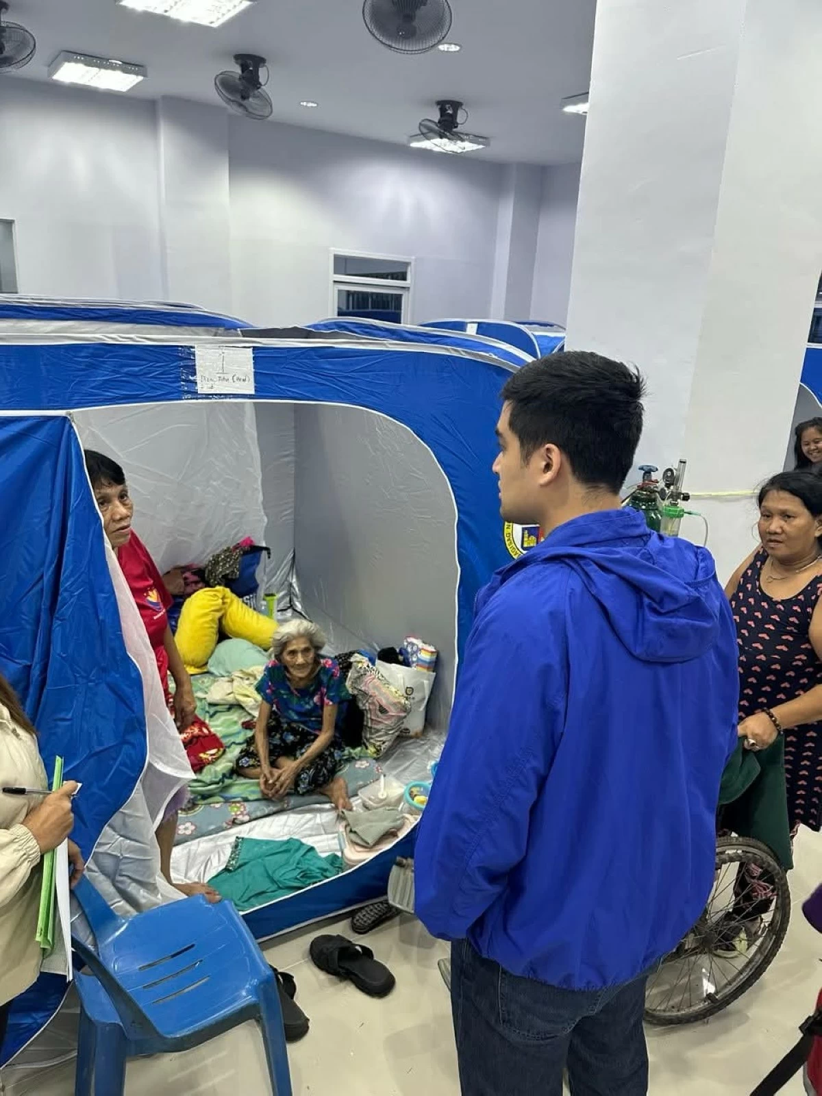 
Pasig City Mayor Vico Sotto visits evacuation centers in the city, where families evacuated early. (Photos from Pasig PIO) 

