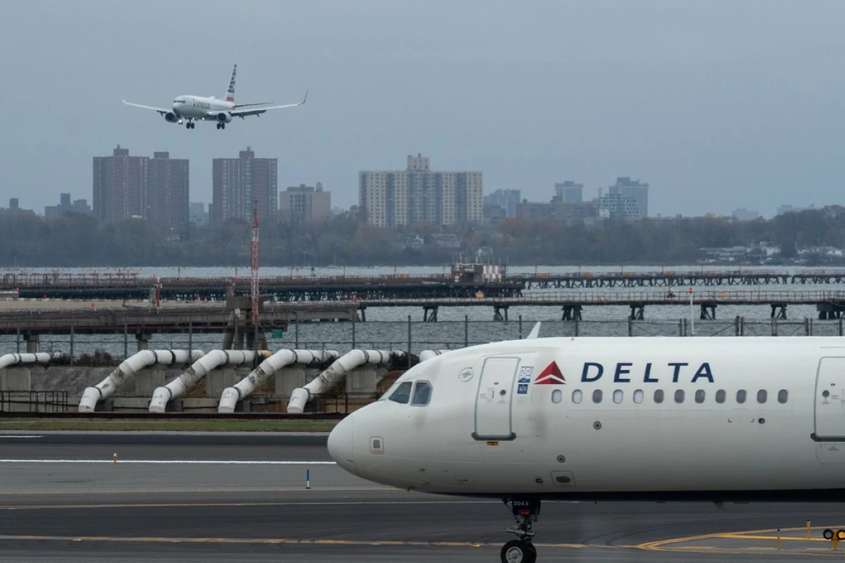 US airlines' daily cancellations top 2,000 for first time since shutdown cuts began