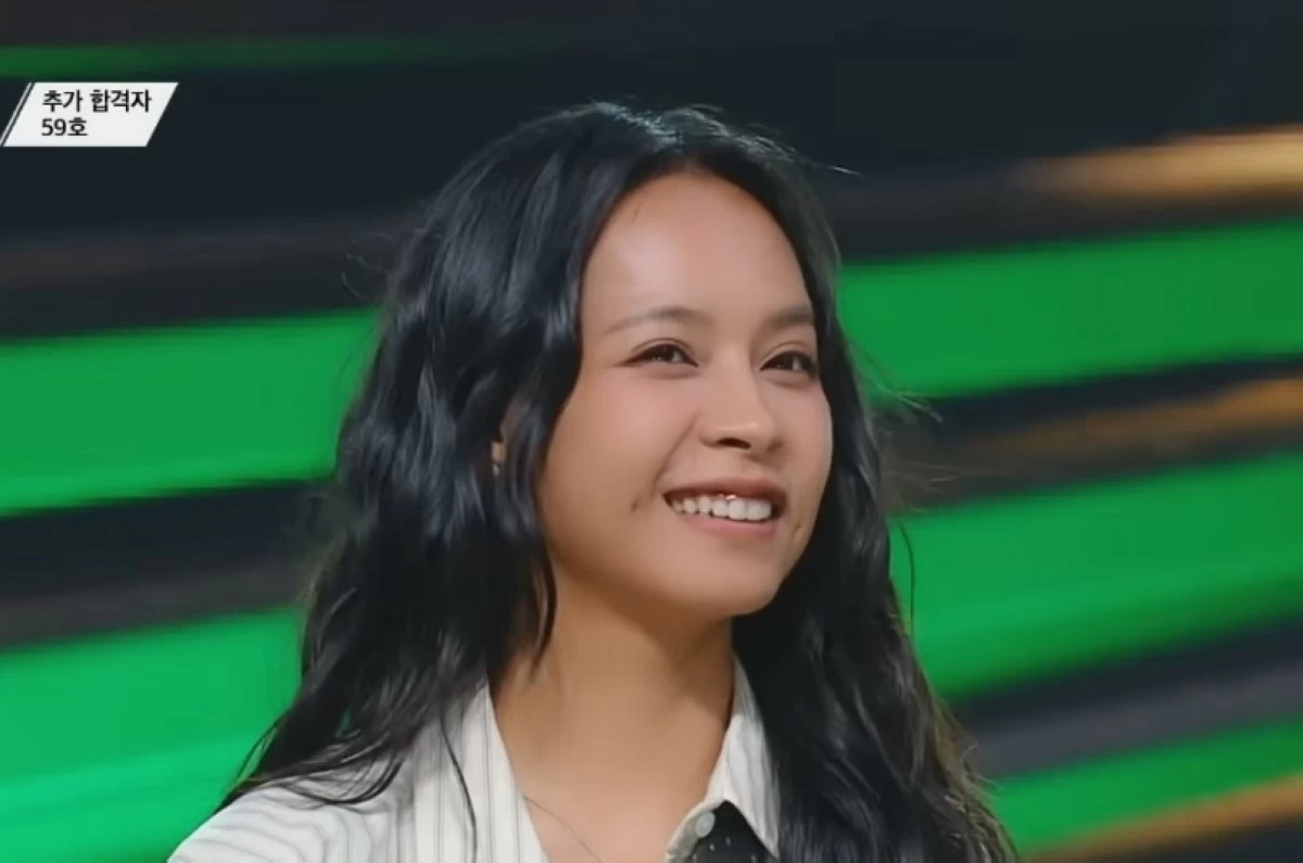Filipino singer Gwyn Dorado smiles after the judges announced that she passed the second round on "Sing Again 4" (Screenshot from JTBC video on YouTube)