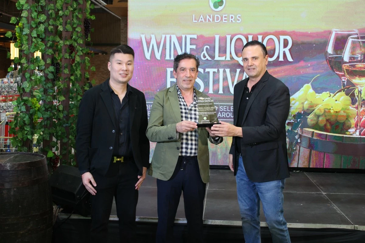 Giving appreciation to a special wine masterclass at the Landers Wine & Liquor Festival 2025 in Landers Vermosa. Landers VP for marketing and membership Kenneth Ocampo, Spanish winemaker Gorka Zabalbeitia of Tomevinos Family Estates, and Landers Superstore CEO Bill Cummings.