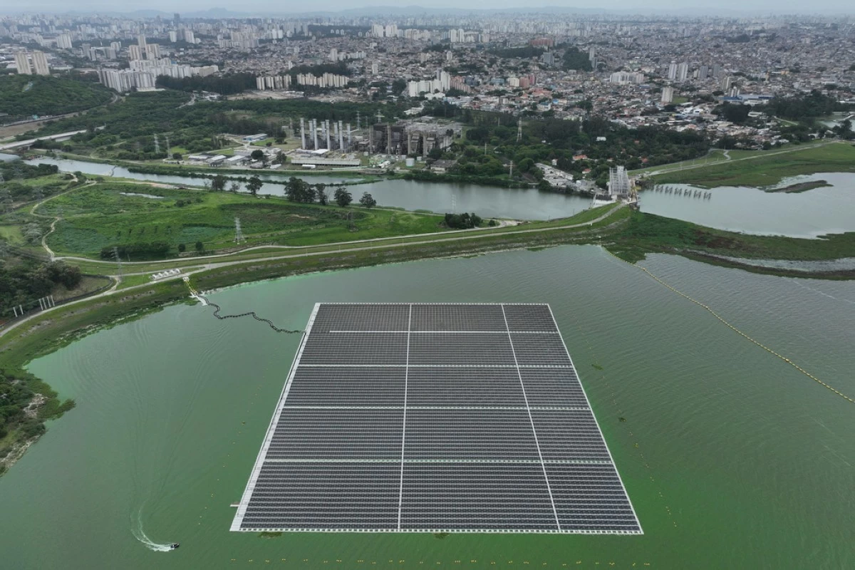 A floating solar farm operates at the Billings Reservoir in Sao Paulo, Thursday, Nov. 6, 2025. (AP Photo/Andre Penner)