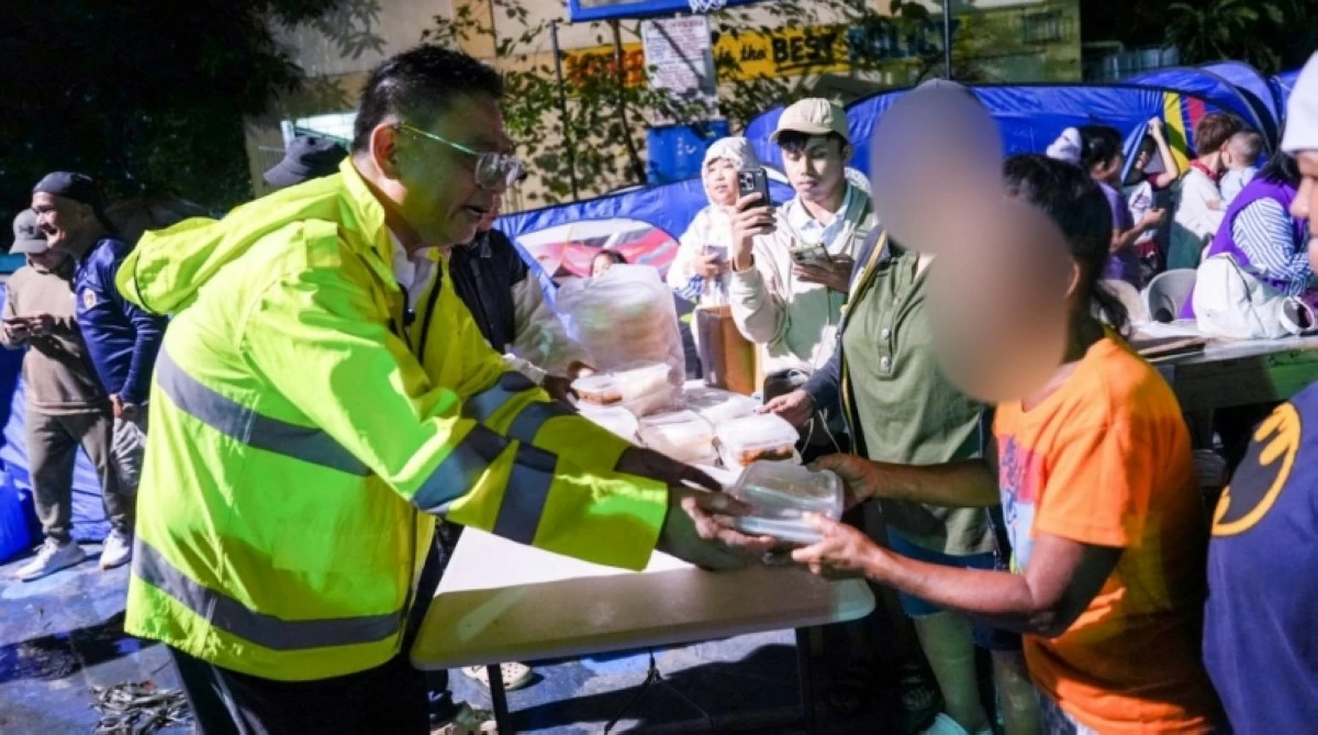 Muntinlupa Mayor Ruffy Biazon distributes food in an evacuation center (Photo from Muntinlupa PIO)