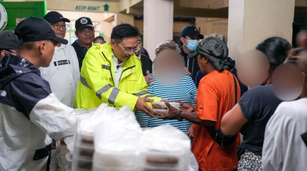 Muntinlupa Mayor Ruffy Biazon distributes food in an evacuation center (Photo from Muntinlupa PIO)