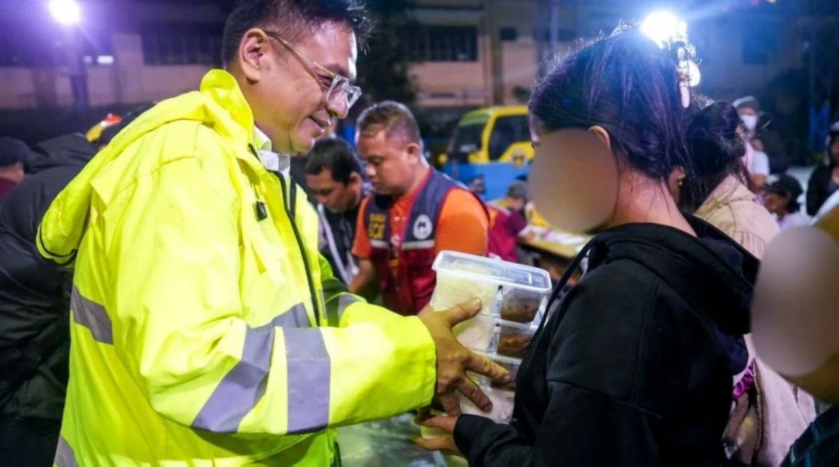 Muntinlupa Mayor Ruffy Biazon distributes food in an evacuation center (Photo from Muntinlupa PIO)