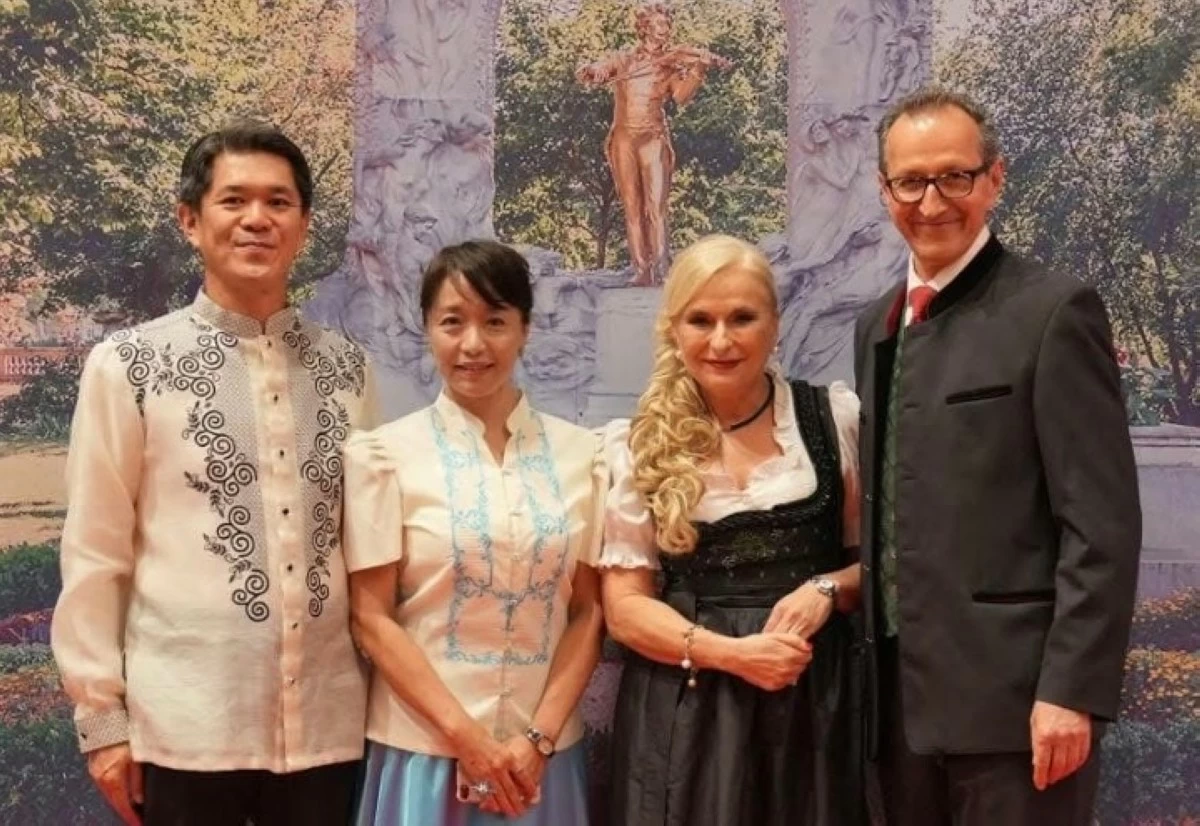 Ambassador Endo Kazuya of the Embassy of Japanese and his spouse, Mme. Akiko Endo, with Mme. Roswitha Brieger and Ambassador Johann Brieger.