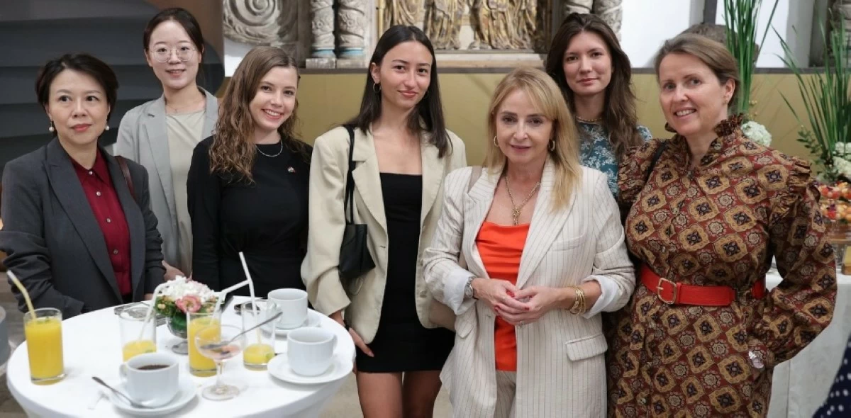 The Embassy of Hungary’s VIP guests: Meng Gaohan, attaché of the Embassy of China; Zheng Junlyu, counselor of the Embassy of China; Laura Paluska, intern of the Embassy of Hungary; Maria Elena Urriste, spouse of the ambassador of the Embassy of Argentina; and Cathrine Lykke Riseng Lyster, spouse of the ambassador of the Embassy of Norway.