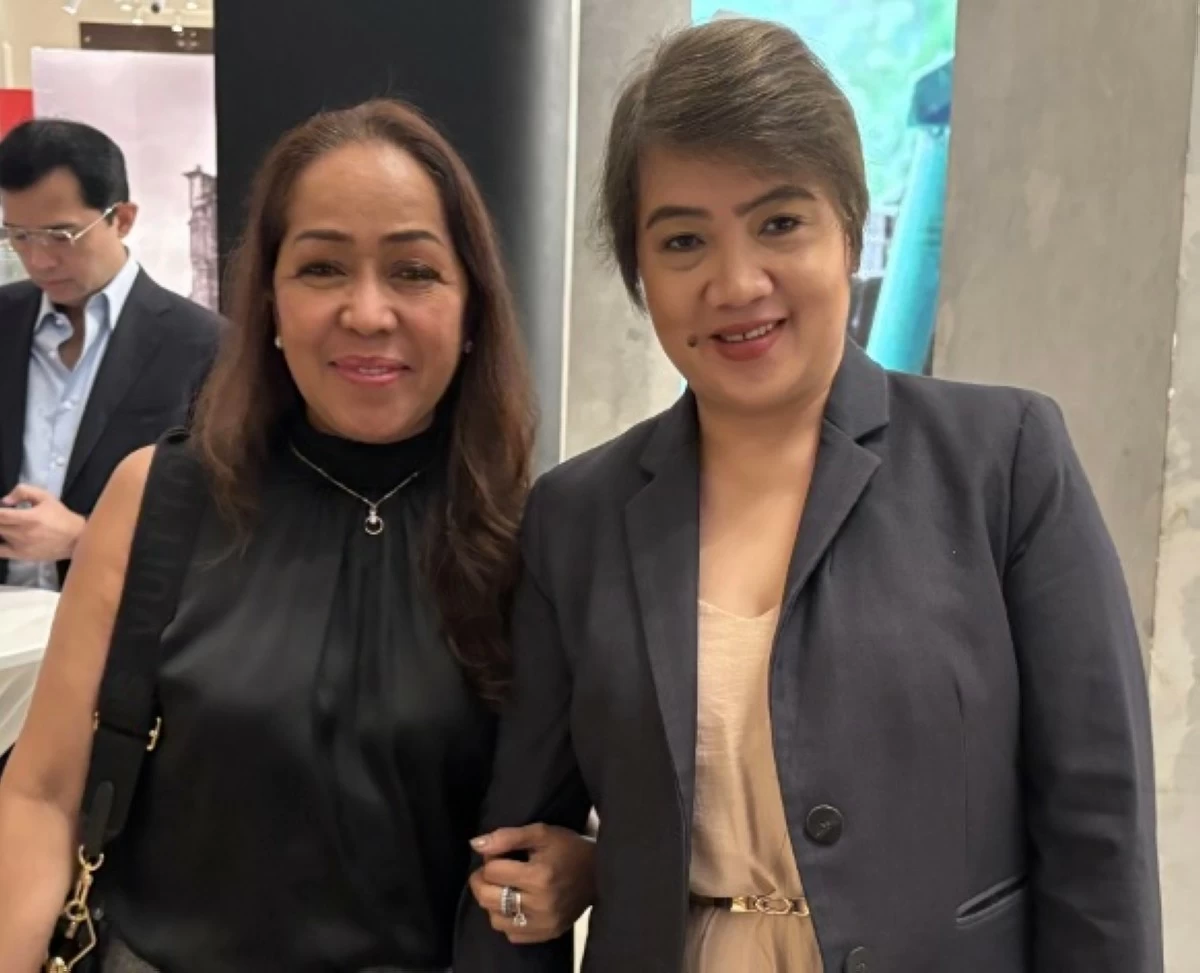 Rowena Maceren-Paragas, president and CEO of NYD International Placement Agency Inc., with Rosalyn Ompoc, president and CEO of Skyhigh Manpower Recruitment International Inc.. 




