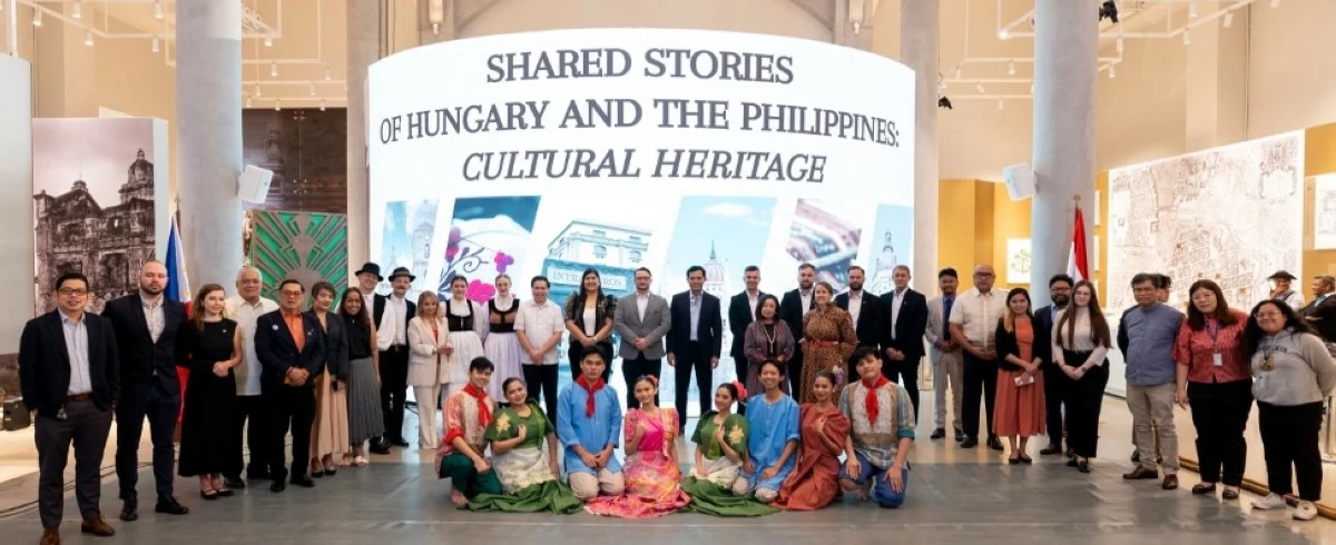 A moment captured in unity: hosts, performers, and distinguished guests gather in one frame for posterity