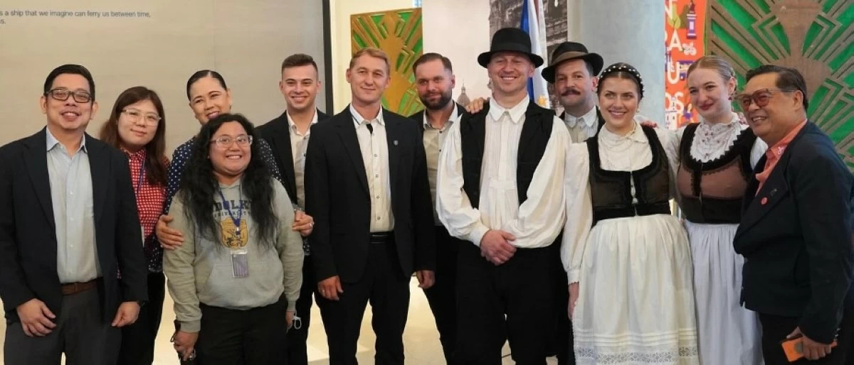 The Flaska Band and the Hungarian folk dancers with the Manila Bulletin team.