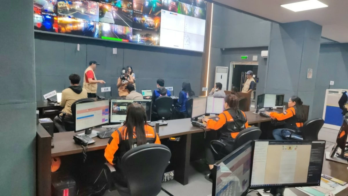 Bacoor LGU monitors the effects of Typhoon Uwan on roads and waterways (Photo from the City Government of Bacoor)