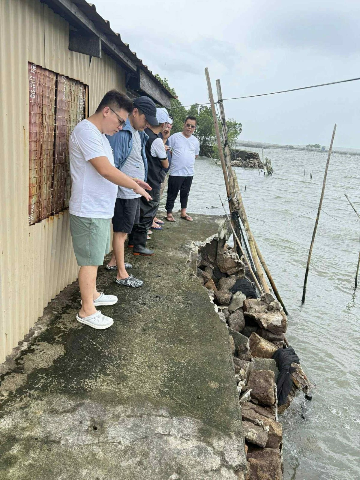 Mayor Ding Valeda of Obando, Bulacan, together with the Municipal Disaster Risk Reduction and Management Office (MDRRMO), discovered that the construction of the dike damaged during the heavy rains brought by Storm Uwan was substandard during their inspection on Monday, Nov. 10, 2025. (Photo from the official Facebook page of Mayor Ding Valeda)