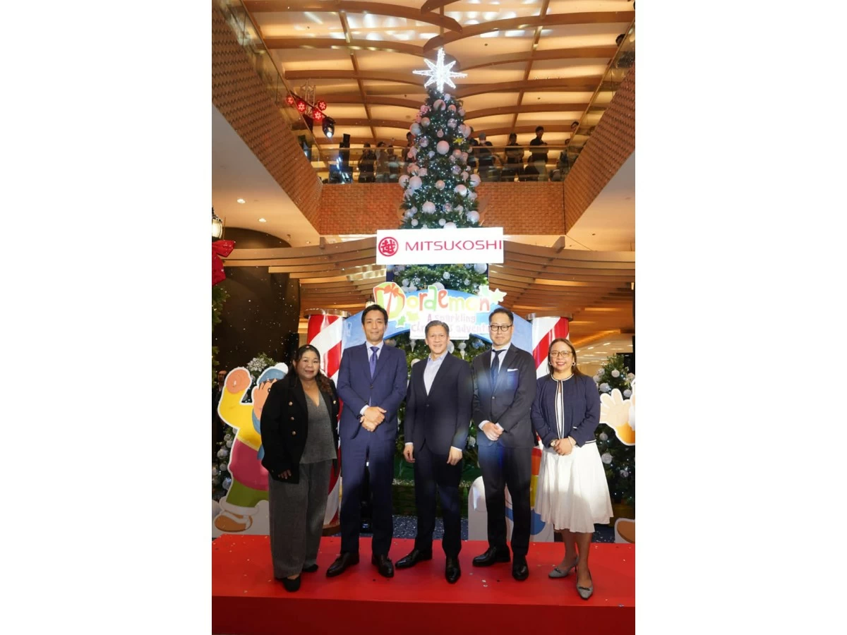 Leading the holiday tree lighting were Jodee Arroyo, Sunshine Fort North Bonifacio Retail Development Corporation deputy general manager; Yusuke Hirano, Nomura Real Estate executive officer; Jose Mari Banzon, Federal Land president; Yoji Kawaguchi, Mitsukoshi BGC general manager; and Charmaine Bauzon, Federal Land Commercial Business Group head