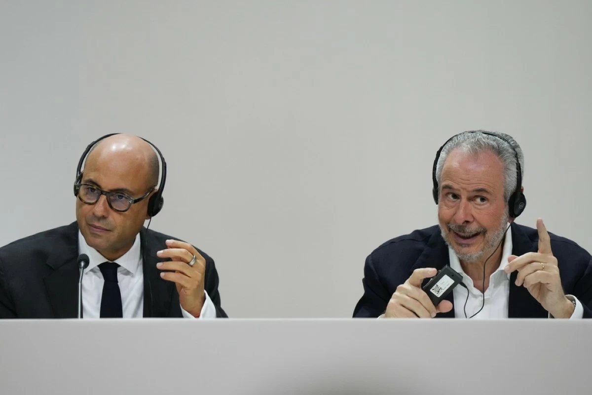 Simon Stiell, United Nations climate chief, left, listens as André Corrêa do Lago, COP30 president, speaks during a news conference at the COP30 U.N. Climate Summit, Monday, Nov. 10, 2025, in Belem, Brazil. (AP Photo/Fernando Llano)
